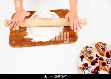 Stendere l'impasto, preparare la pasticceria, liberare spazio Foto Stock