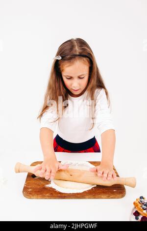 Ragazza stendere l'impasto per torte, spazio libero Foto Stock