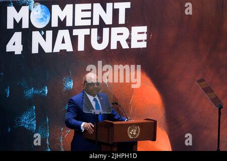 (220720) -- NAZIONI UNITE, 20 luglio 2022 (Xinhua) -- Abdulla Shahid, presidente dell'Assemblea Generale delle Nazioni Unite, affronta un dibattito tematico ad alto livello dell'Assemblea Generale dal titolo "Moment for Nature" presso la sede delle Nazioni Unite a New York, 19 luglio 2022. PER ANDARE CON 'il capo delle Nazioni Unite chiede un nuovo percorso di persone che vivono in armonia con la natura' (Manuel Elias/un Photo/Handout via Xinhua) Foto Stock