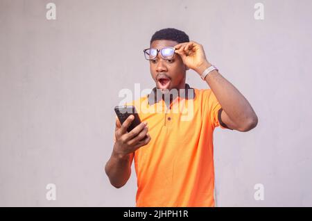 l'uomo si è eccitato che cosa ha visto sul suo telefono Foto Stock