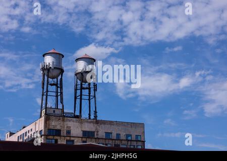 Le vecchie Torri d'acqua in cima al vecchio edificio industriale Foto Stock