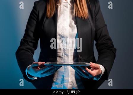 Donna d'affari che tiene un tablet con un messaggio importante su di esso. Donna in ufficio che ha schermo del telefono con le informazioni crociali. Presentazione dei dirigenti Foto Stock