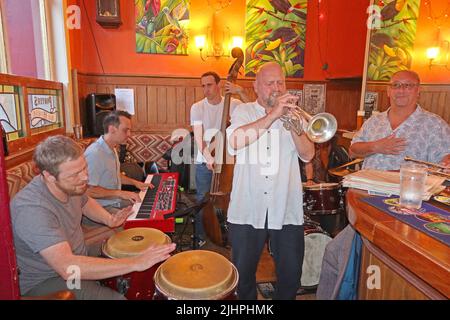 Musica jazz dal vivo al pub tradizionale Grapes, A Porters Ale House, 60 Roscoe Street , Liverpool, Merseyside, Inghilterra, Regno Unito, L1 9DW Foto Stock