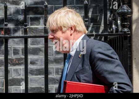 Downing Street, Londra, Regno Unito. 20th luglio 2022. Il primo Ministro britannico, Boris Johnson, parte dal numero 10 Downing Street per partecipare alla sua ultima sessione settimanale di domande del primo Ministro (PMQ) alla Camera dei Comuni dopo le sue dimissioni quasi 2 settimane fa. Amanda Rose/Alamy Live News Foto Stock