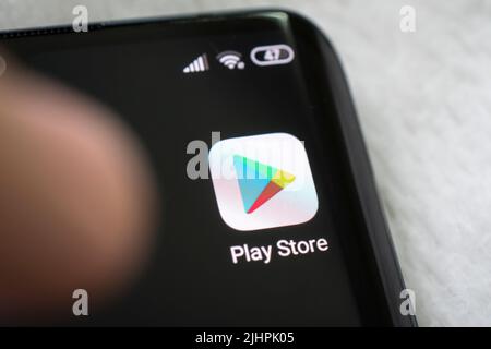 17 febbraio 2021, Barnaul, Russia: App Google Play Store sullo schermo di uno smartphone nero. Foto Stock