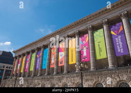 Il Municipio di Birmingham è decorato con striscioni colorate durante i Giochi del Commonwealth del 2022 Foto Stock