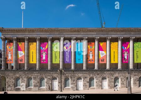 Il Municipio di Birmingham è decorato con striscioni colorate durante i Giochi del Commonwealth del 2022 Foto Stock