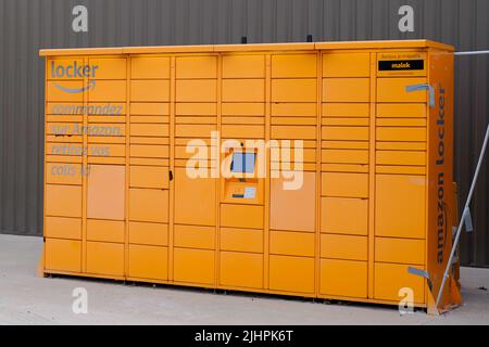 Bordeaux , Aquitaine Francia - 07 14 2022 : amazon Locker logo marchio e segno di testo consegna pacchi box pick up automatico Foto Stock