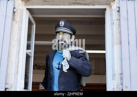 Saint-Martin-de-Ré , Aquitaine Francia - 07 04 2022 : Capitaine Haddock scultura a grandezza naturale di capitano eroe da tintin fumetti Foto Stock