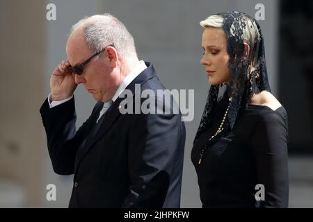 Vaticano. Città del Vaticano, 20 luglio 2022 - il Principe ALBERTO DI MONACO e la principessa CHARLENE WITTSTOCK nel cortile di San Damaso dell'edificio Apostolico, per l'incontro privato con Papa Francesco in Vaticano. © EvandroInetti via ZUMA Wire (Credit Image: © Evandro Inetti/ZUMA Press Wire) Credit: ZUMA Press, Inc./Alamy Live News Foto Stock