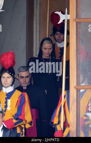 Vaticano. Città del Vaticano, 20 luglio 2022 - il Principe ALBERTO DI MONACO e la principessa CHARLENE WITTSTOCK nel cortile di San Damaso dell'edificio Apostolico, per l'incontro privato con Papa Francesco in Vaticano. © EvandroInetti via ZUMA Wire (Credit Image: © Evandro Inetti/ZUMA Press Wire) Credit: ZUMA Press, Inc./Alamy Live News Foto Stock