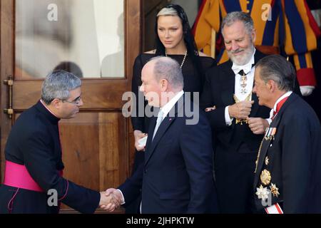 Vaticano. Città del Vaticano, 20 luglio 2022 - il Principe ALBERTO DI MONACO e la principessa CHARLENE WITTSTOCK nel cortile di San Damaso dell'edificio Apostolico, per l'incontro privato con Papa Francesco in Vaticano. © EvandroInetti via ZUMA Wire (Credit Image: © Evandro Inetti/ZUMA Press Wire) Credit: ZUMA Press, Inc./Alamy Live News Foto Stock