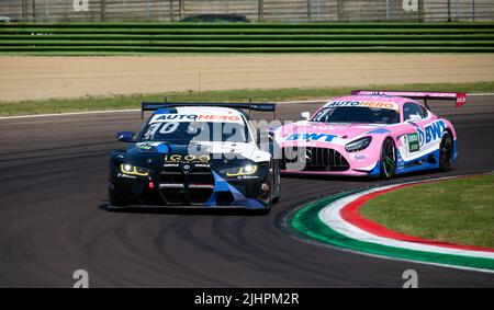 BMW M4 e Mercedes AMG sfidano la corsa di azione super car su pista asfaltata. Imola, Italia, giugno 18 2022. DTM Foto Stock