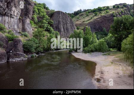 Il fiume Allier nel dipartimento dell'alta Loira in Francia in primavera con gli organi di Prades Foto Stock