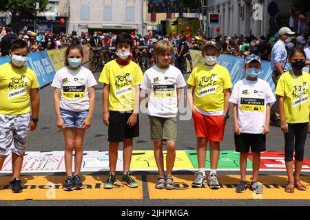 Saint-Gaudens a Peyragudes, Francia. 20th luglio 2022. Bambini raffigurati all'inizio della tappa 17 della gara ciclistica Tour de France, da Saint-Gaudens a Peyragudes (130 km), Francia, mercoledì 20 luglio 2022. Il Tour de France di quest'anno si svolge dal 01 al 24 luglio 2022. BELGA PHOTO DAVID PINTENS - UK OUT Credit: Belga News Agency/Alamy Live News Foto Stock