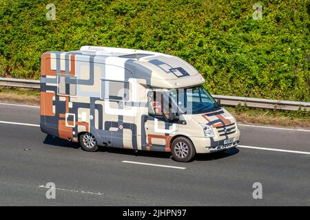 2007 custom multicolore (quadratini sovrapposti, linee, rettangoli, Ford Transit 300 SWB C/C 100 2402cc High-Roof Diesel Motorhome design; viaggiando sull'autostrada M6, Manchester, UK Foto Stock