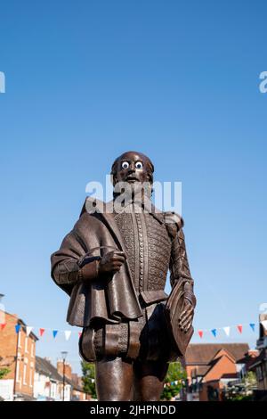 La statua di William Shakespeare a Stratford-upon-Avon, West Midlands, Inghilterra, Regno Unito. La statua ha avuto grandi occhi goggly attaccati sul suo volto come una pancia. Foto Stock