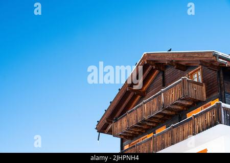 Vista sul villaggio delle alpi svizzere Bettmeralp nel Canton Vaud. E' una delle famose località per sport invernali vicino al Ghiacciaio Aletch, patrimonio dell'umanità dell'UNESCO Foto Stock