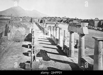 Historisches Foto (ca 1880) von Pompeji, Das Forum mit dem Vesuv in der Ferne, Italien / Foto storica di Pompei, il Foro con il Vesuvio in lontananza, Italia, Historisch, restaurierte digitale Reproduktion einer Originalvorlage aus dem 19. Jahrhundert, genaues Originaldatum nicht bekannt, Foto Stock