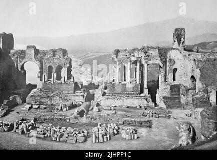 Historisches Foto (ca 1880) des Teatro Greco, Teatro Griechisches, Taormina, Sizilien, Italien / Foto storica del Teatro Greco, Teatro Greco, Taormina, Sicilia, Italia, Historisch, restaurierte digitale Reproduktion einer Originalvorlage aus dem 19. Jahrhundert, genaues Originaldatum nicht bekannt, Foto Stock