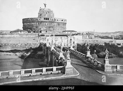 Historisches Foto (ca 1880) des mausoleums von Adrian, gewöhnlich als Engelsburg bekannt, ein hoch aufragendes zylindrisches Gebäude im Parco Adriano, Rom, Italien / Foto storica del Mausoleo di Adriano, solitamente noto come Castel Sant'Angelo, Castello dell'Angelo Santo, imponente edificio cilindrico a Parco Adriano, Roma, Italia, Historisch, restaurierte digitale Reproduktion einer Originalvorlage aus dem 19. Jahrhundert, genaues Originaldatum nicht bekannt, Foto Stock