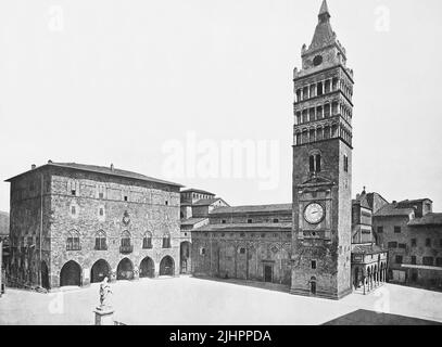 Storiisches Foto (ca 1880) von Pistoia, Kirche S. Giovanni Fuorcivitas, Glockenturm der Kathedrale auf der Piazza Duomo, Toskana, Italien / Foto storica di Pistoia, chiesa S. Giovanni Fuorcivitas, campanile della cattedrale in Piazza Duomo, Toscana, Italia, Historisch, restaurierte digitale Reprodukektion aus voraldem 19. Jahrhundert, genaues Originaldatum nicht bekannt, Foto Stock