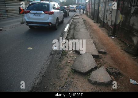 salvador, bahia, brasile - 19 luglio 2022: Marciapiede pedonale con pavimento danneggiato su una strada nella città di Salvador. Foto Stock