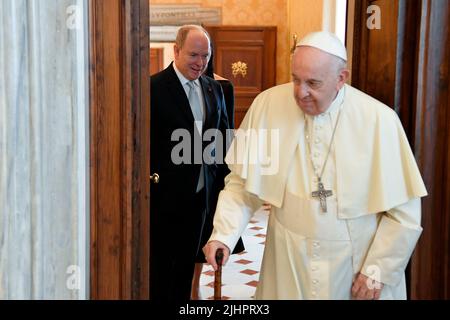 Vaticano. 20th luglio 2022. Italia, Roma, Vaticano, 2022/07/20 Papa Francesco incontra il Principe Alberto II di Monaco e sua moglie la Principessa Charlene durante un'udienza privata in Vaticano. Fotografia di Mediia Vaticana/Fotografia Stampa Cattolica/Hans Lucas. LIMITATO ALL'USO EDITORIALE - NO MARKETING - NO CAMPAGNE PUBBLICITARIE. Credit: Independent Photo Agency/Alamy Live News Foto Stock