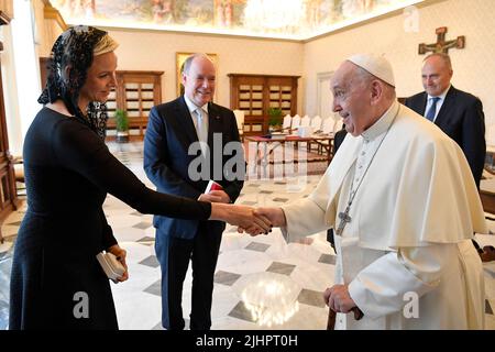 Vaticano. 20th luglio 2022. Italia, Roma, Vaticano, 2022/07/20 Papa Francesco incontra il Principe Alberto II di Monaco e sua moglie la Principessa Charlene durante un'udienza privata in Vaticano. Fotografia di Mediia Vaticana/Fotografia Stampa Cattolica/Hans Lucas. LIMITATO ALL'USO EDITORIALE - NO MARKETING - NO CAMPAGNE PUBBLICITARIE. Credit: Independent Photo Agency/Alamy Live News Foto Stock