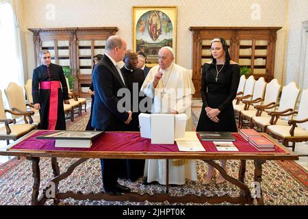 Vaticano. 20th luglio 2022. Italia, Roma, Vaticano, 2022/07/20 Papa Francesco incontra il Principe Alberto II di Monaco e sua moglie la Principessa Charlene durante un'udienza privata in Vaticano. Fotografia di Mediia Vaticana/Fotografia Stampa Cattolica/Hans Lucas. LIMITATO ALL'USO EDITORIALE - NO MARKETING - NO CAMPAGNE PUBBLICITARIE. Credit: Independent Photo Agency/Alamy Live News Foto Stock