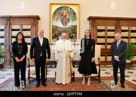 Vaticano. 20th luglio 2022. Italia, Roma, Vaticano, 2022/07/20 Papa Francesco incontra il Principe Alberto II di Monaco e sua moglie la Principessa Charlene durante un'udienza privata in Vaticano. Fotografia di Mediia Vaticana/Fotografia Stampa Cattolica/Hans Lucas. LIMITATO ALL'USO EDITORIALE - NO MARKETING - NO CAMPAGNE PUBBLICITARIE. Credit: Independent Photo Agency/Alamy Live News Foto Stock