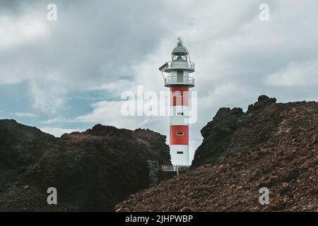 Il faro più bello che si può vedere nelle Isole Canarie. Punta de Teno in un bellissimo tramonto Foto Stock