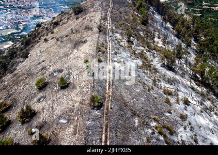 Maddaloni, Italia. 20th luglio 2022. Vegetazione distrutta e alberi bruciati dal vasto incendio che colpì il Monte di San Michele nella città di Maddaloni. Gli incendi in Campania, causati dalla siccità e dall'aumento delle temperature, aumentano sempre di più. Maddaloni, Italia, 20 luglio 2022. (Foto di Vincenzo Izzo/Sipa USA) Credit: Sipa USA/Alamy Live News Foto Stock