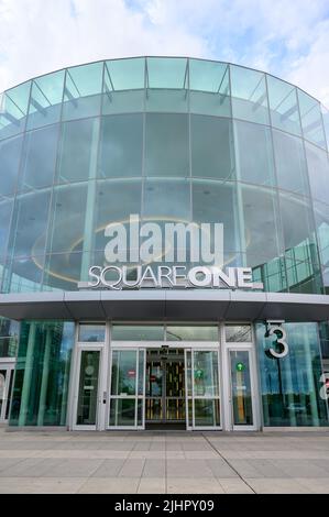 Il centro commerciale Square One, Mississauga, è il più grande centro commerciale dell'Ontario, Canada. Foto Stock