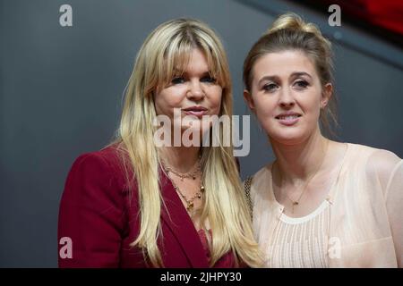 Colonia, Germania. 20th luglio 2022. Corinna e Gina SCHUMACHER, tappeto rosso, esposizione del tappeto rosso, arrivo, presentazione del Premio di Stato dello Stato della Renania settentrionale-Vestfalia a Koeln il 20th luglio 2022 © Credit: dpa/Alamy Live News Foto Stock