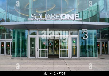 Il centro commerciale Square One, Mississauga, è il più grande centro commerciale dell'Ontario, Canada. Foto Stock