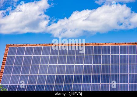 Impianto fotovoltaico domestico o piccola centrale solare sul tetto di una casa. Foto Stock