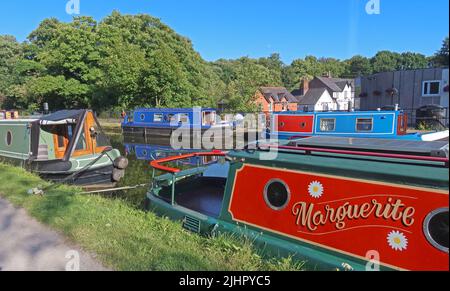 Bridgewater Canal Barges at Lymm Village, Warrington, Cheshire, Inghilterra, Regno Unito - Marguerite Foto Stock