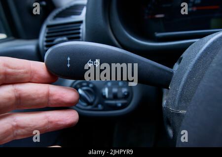 la leva degli indicatori di direzione, il conducente accende l'indicatore di direzione Foto Stock