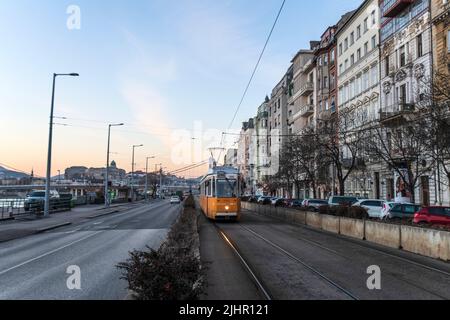 Tram a Budapest, Pesti anche rakpart. Ungheria Foto Stock