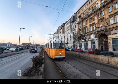 Tram a Budapest, Pesti anche rakpart. Ungheria Foto Stock