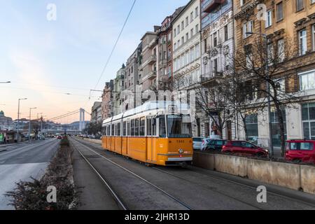 Tram a Budapest, Pesti anche rakpart. Ungheria Foto Stock