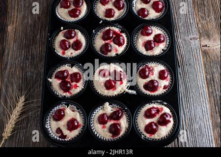 Pastella per muffin in una teglia da forno Foto Stock