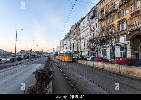 Tram a Budapest, Pesti anche rakpart. Ungheria Foto Stock