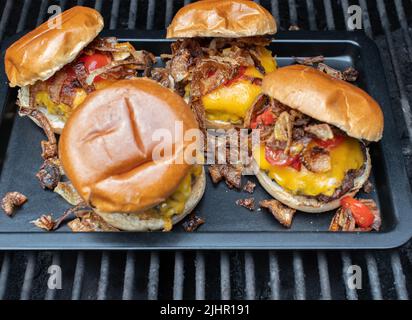 Hamburger barbecue fresco e grigliato fatto in casa. Vita reale Foto Stock