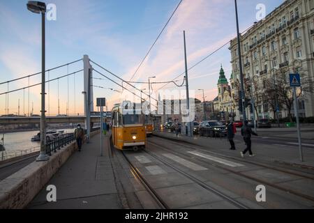 Tram a Budapest, Pesti anche rakpart. Ungheria Foto Stock