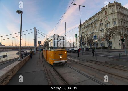 Tram a Budapest, Pesti anche rakpart. Ungheria Foto Stock