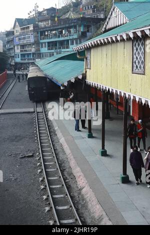 Darjeeling, Bengala Occidentale, India - 14 febbraio 2022: Patrimonio mondiale dell'unesco darjeeling himalayan ferrovia e ghum o ghoom stazione ferroviaria Foto Stock