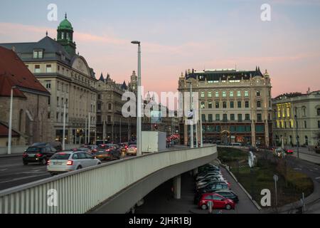 Budapest: Piazza 15 Marzo, Via Szabad Sajto, palazzi Klotild. Ungheria Foto Stock