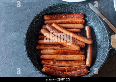 Salsiccia di vienna fritta in padella Foto Stock